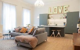 The Ballroom - Huge Apartment In Lichfield City Centre
